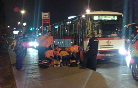Na zastávce Sídlit Písnice zemel po potyce s opilým pasaérem idi autobusu. (21. záí 2009)